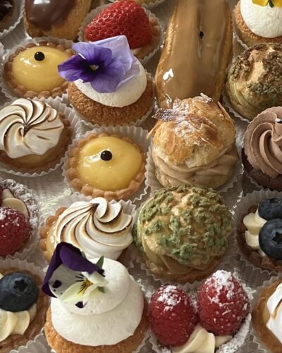 Assortiment de mignardises sucrées.